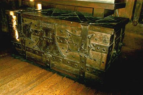 15th century metal stamped caffered box|Chests and Trunks of the Middle Ages and Renaissance.